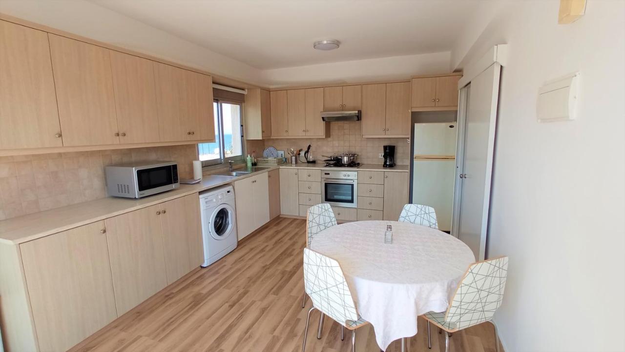 5 Min To The Beach Holiday Shared Apartment Incl Netflix - Private Room In 3 Bdr Apt Lárnaka Eksteriør bilde