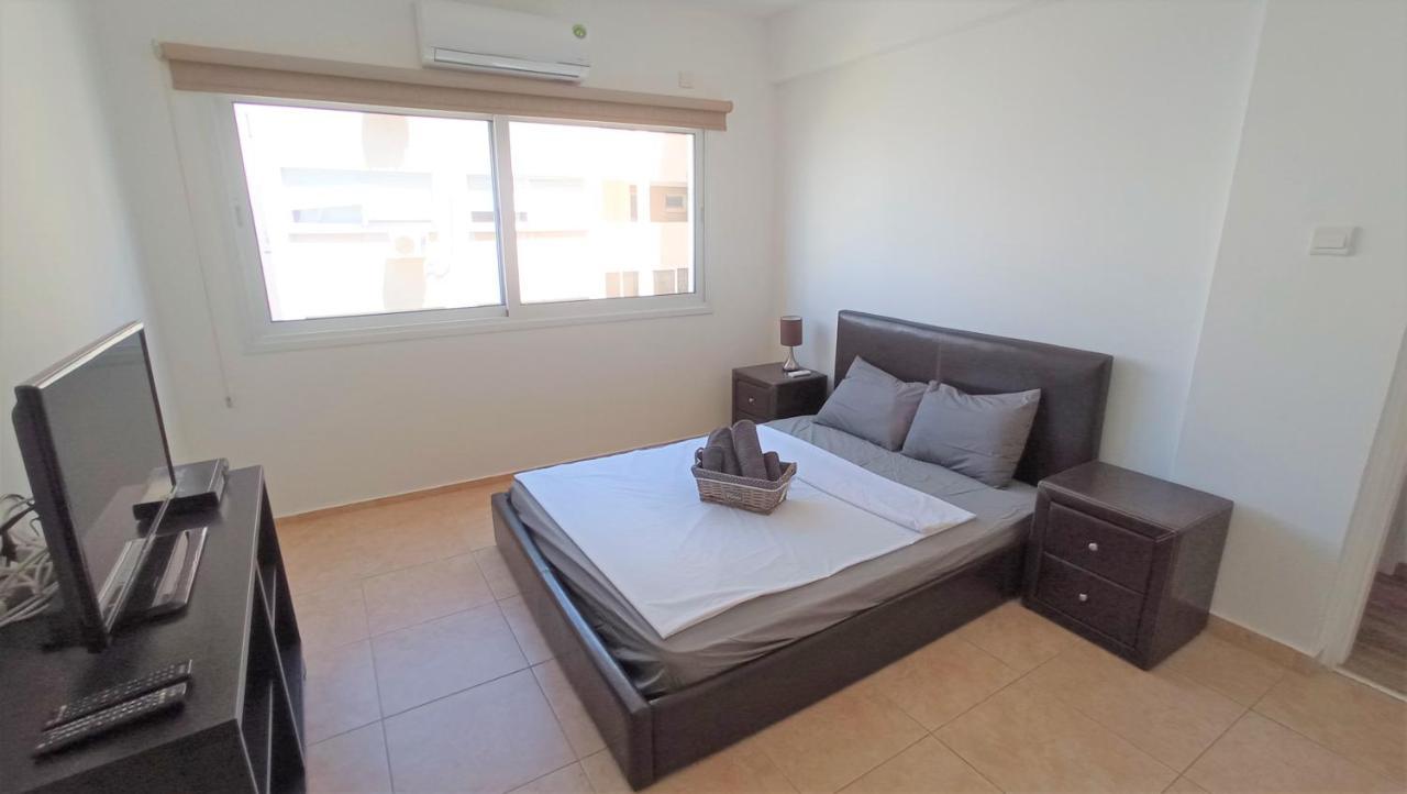 5 Min To The Beach Holiday Shared Apartment Incl Netflix - Private Room In 3 Bdr Apt Lárnaka Eksteriør bilde