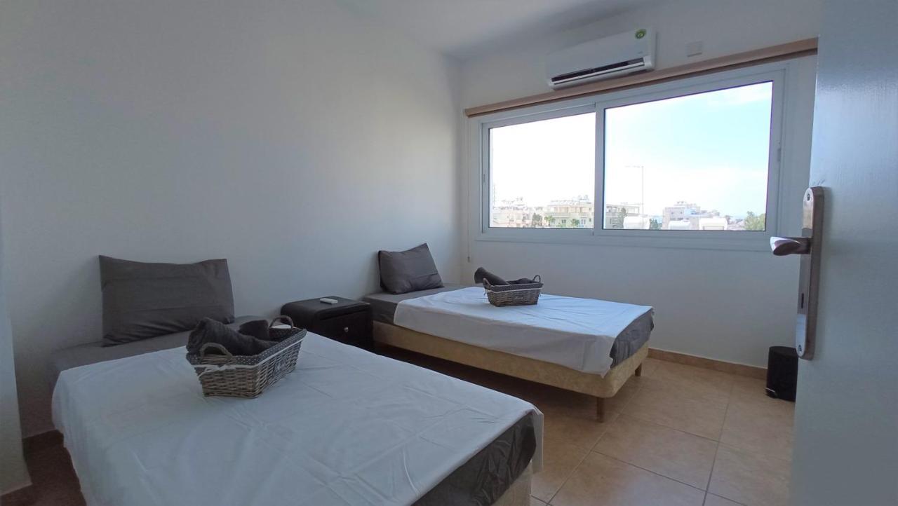 5 Min To The Beach Holiday Shared Apartment Incl Netflix - Private Room In 3 Bdr Apt Lárnaka Eksteriør bilde